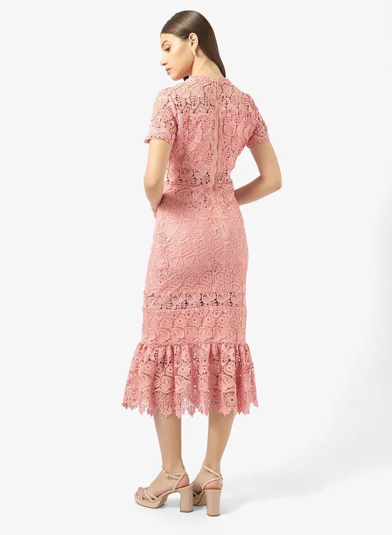 جاست مي فستان ميدي بأكمام قصيرة وتفاصيل دانتيل متعدد الطبقات